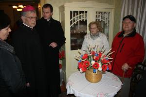 Škof Lipovšek na razstavi jaslic v Zavodu Stanislava 4